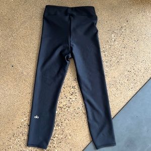 Black alo 3/4 legging plant